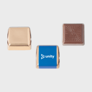 Trois chocolats carrés, un avec logo Unity.