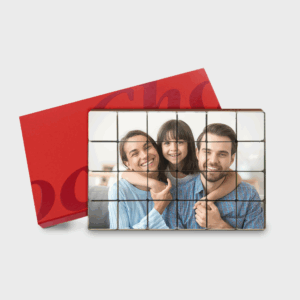 Chocolat personnalisé avec photo de famille souriante.