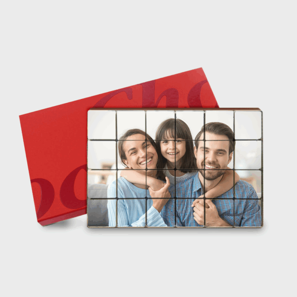 Chocolat personnalisé avec photo de famille souriante.