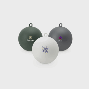Boules de Noël personnalisées en trois couleurs différentes.