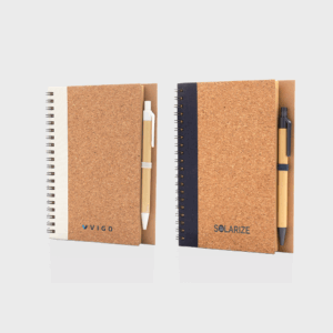 Carnets recyclés avec stylos écologiques.