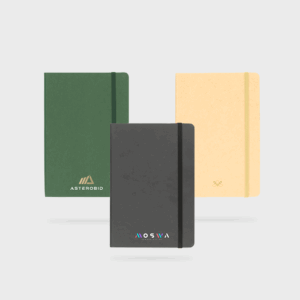 Trois carnets de notes colorés avec bandes élastiques.