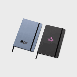 Deux carnets à couverture rigide avec élastiques.
