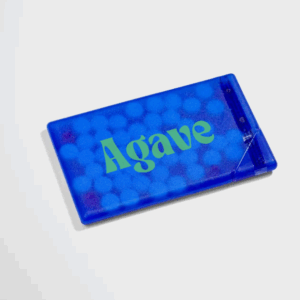 Étui bleu avec logo Agave sur le devant.