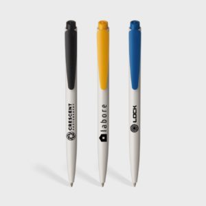 Trois stylos à bille publicitaires colorés.