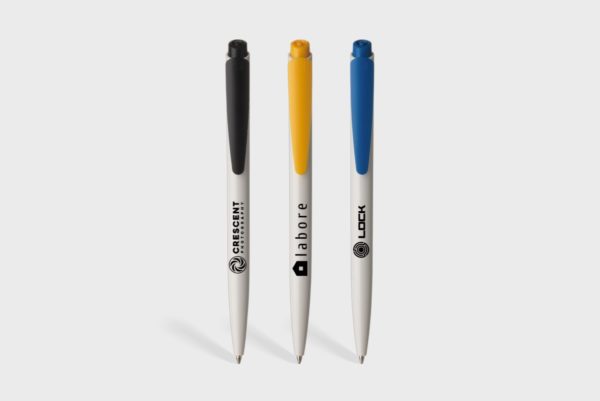 Trois stylos à bille publicitaires colorés.