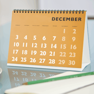 Calendrier de décembre sur chevalet sur bureau.