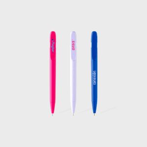 Trois stylos colorés sur fond blanc.