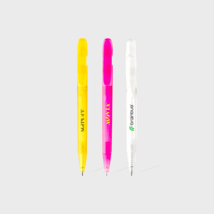 Stylos colorés alignés sur fond blanc