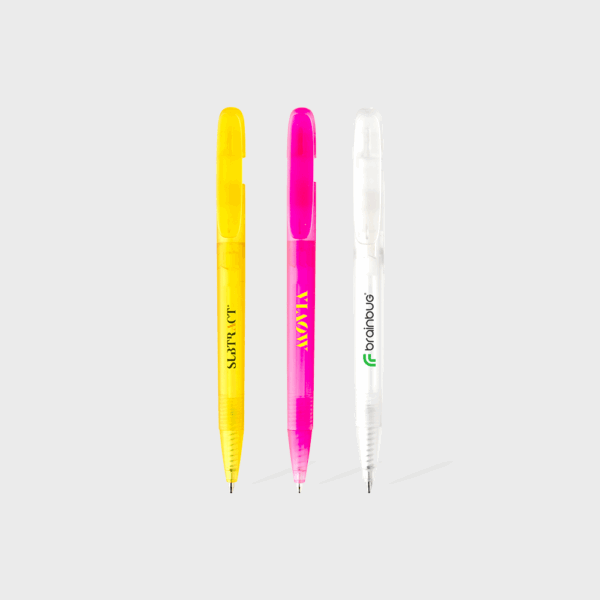 Stylos colorés alignés sur fond blanc