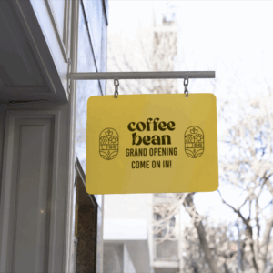 Panneau jaune, ouverture café, entrez maintenant.