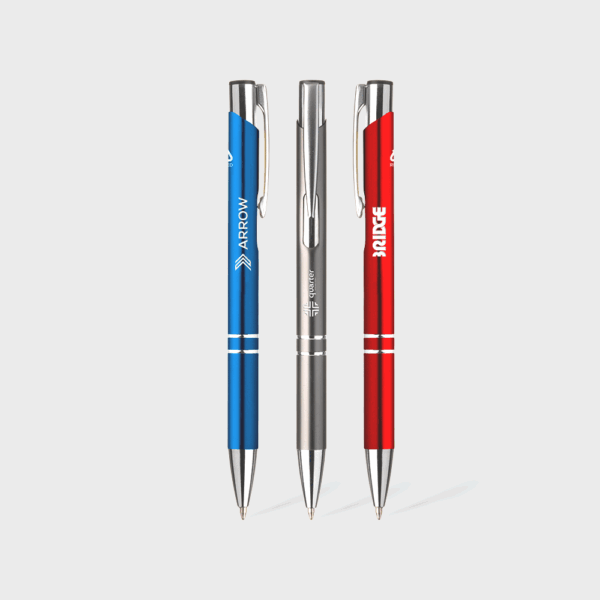 Trois stylos à bille colorés alignés