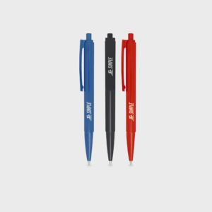 Trois stylos à bille colorés, bleu, noir, rouge.