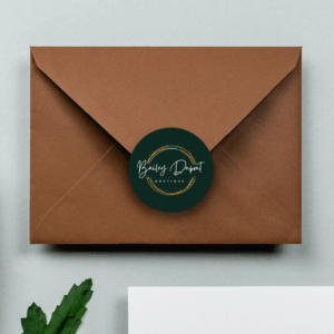 Enveloppe marron avec logo boutique ronde