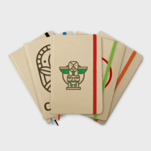 Carnets beige avec élastiques colorés et motifs.