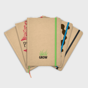 Carnets avec couvertures de couleurs et motifs variés.
