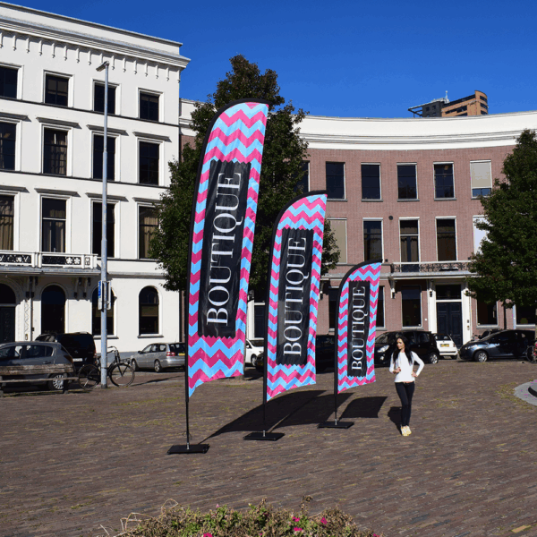 Drapeaux publicitaires de boutique dans une rue.