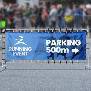 Panneau indiquant parking événement course, 500m.
