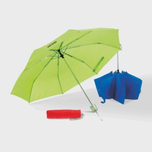 Trois parapluies colorés : vert, bleu, rouge.