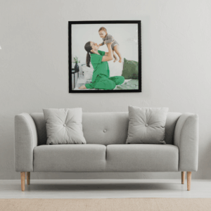 Salon moderne avec canapé gris et tableau familial