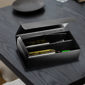 Boîte noire ouverte avec pipettes à l'intérieur.