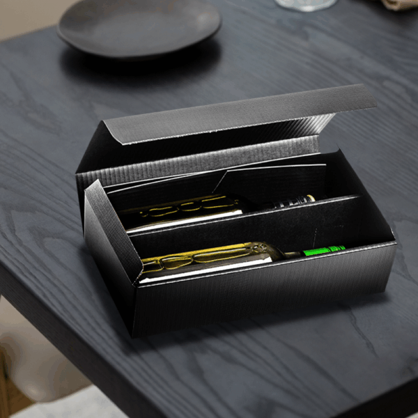 Boîte noire ouverte avec pipettes à l'intérieur.