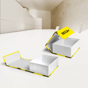 Boîtes ouvertes sur une table blanche moderne.