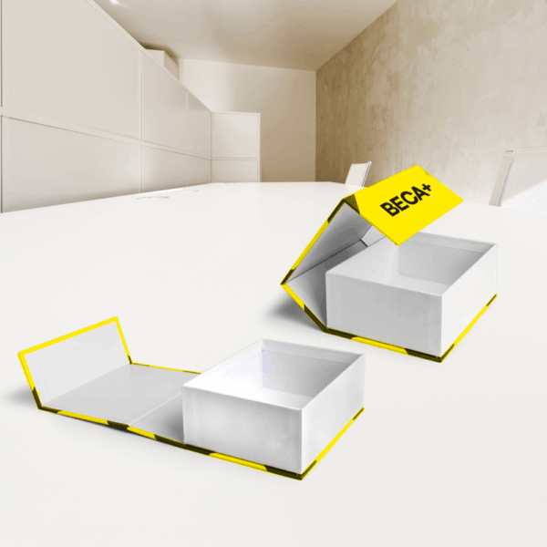 Boîtes ouvertes sur une table blanche moderne.