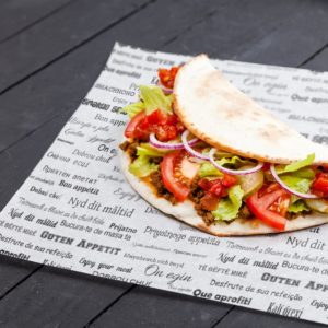 Taco garni de légumes frais et viande.