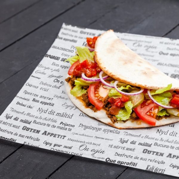 Taco garni de légumes frais et viande.