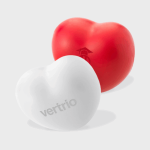 Deux balles anti-stress en forme de cœur coloré.