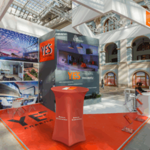 Stand d'exposition avec affiches de design intérieur.