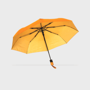 Parapluie orange ouvert sur fond blanc.