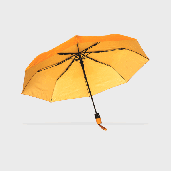 Parapluie orange ouvert sur fond blanc.