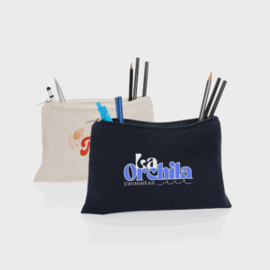 Pochettes avec stylos et crayons en toile.