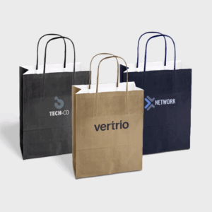 Sacs en papier avec logos d'entreprise.