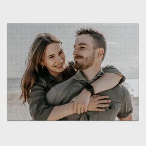Couple souriant s'embrassant sur la plage.
