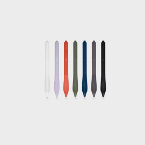Stylos colorés alignés sur fond neutre.