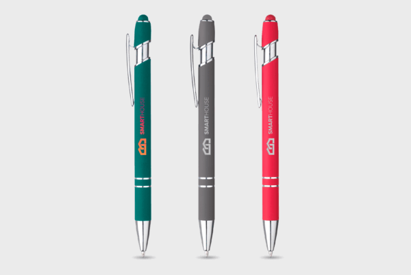 Stylos colorés avec clip métallique, divers modèles disponibles.
