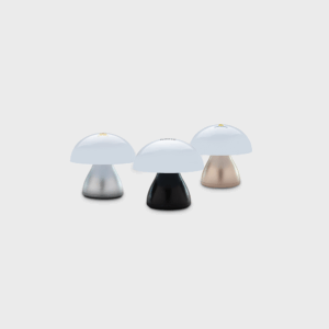Trois lampes champignon modernes de différentes couleurs.