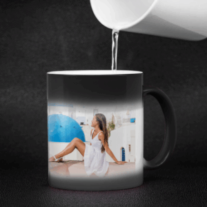 Tasse noir changeant avec eau chaude.