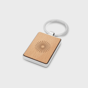 Porte-clés en bois rectangulaire avec motif gravé.