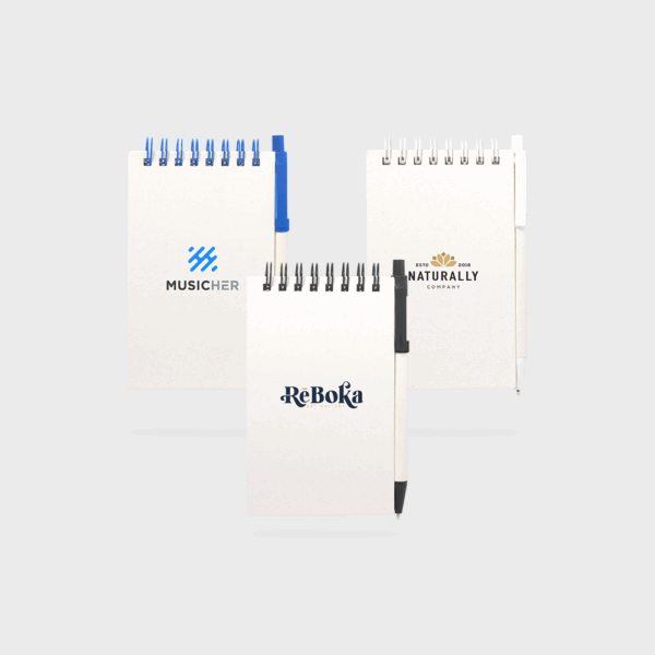 Carnets de notes avec stylos intégrés, designs variés.