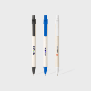 Trois stylos à bille noir, bleu et blanc.