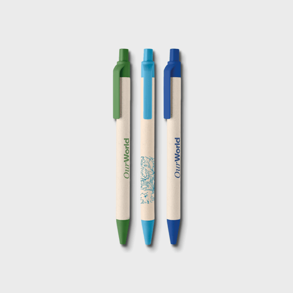 Trois stylos colorés en papier écologique.