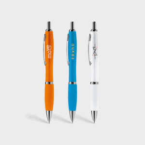 Trois stylos bille colorés alignés