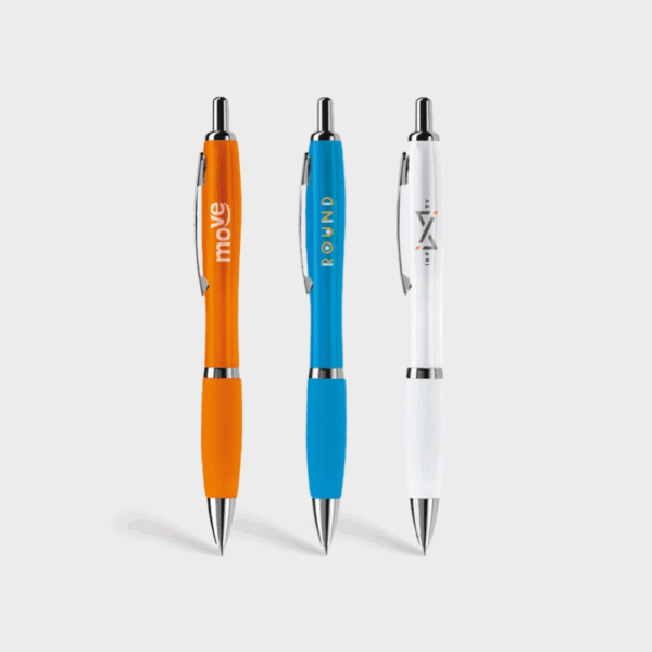 Trois stylos bille colorés alignés