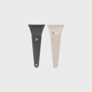 Deux grattoirs à glace, noir et beige.