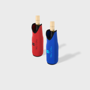 Bouteilles vin rouge et bleu avec housses.
