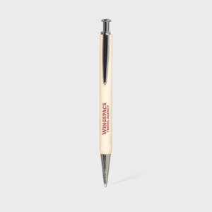 Stylo à bille en bois avec clip métallique.